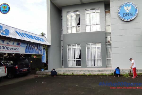 BEKERJA SAMA DALAM KERJA BAKTI PERDANA UNTUK HIDUP YANG SEHAT DAN PRODUKTIF